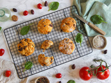 Scones à la tomate confite, olives et origan