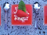 Panna Cotta vanille, coulis de fraise et crumble