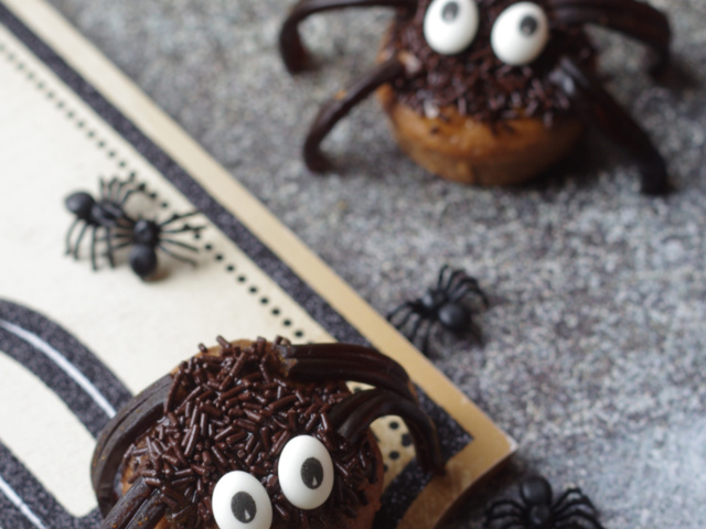 Gâteau au chocolat et aux bonbons toile d'araignée pour la fête d