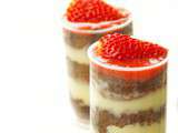 Push-cakes chocolat-tonka à la fraise et crème pâtissière
