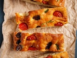 Focaccia au romarin et tomates cerises