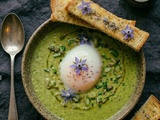 Oeuf parfait et crème d’asperges vertes, mouillettes au sel fumé