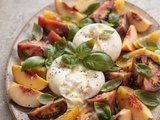 Salade de tomates et burrata aux pêches: l’association irrésistible de l’été