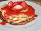 Idée brunch: pancakes et coulis de fraises