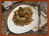 Nouilles chinoises, aux carottes, brocoli et poulet