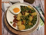 Œuf sur le plat aux pommes de terre, petits pois et chorizo