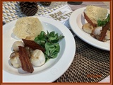 Poêlée de noix de Saint-Jacques, tuiles de parmesan et chips de poitrine fumée