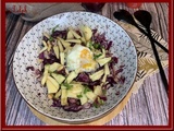 Salade de chou rouge aux pommes et œuf poché