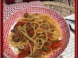 Spaghetti aux poivrons marinés et bœuf haché