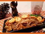 Tagliatelles thaïes de riz rouge aux crevettes et sauce Poke