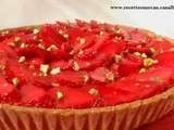 Tarte aux fraises sur lit de fruits rouges et panna cotta