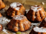Petits cakes suédois aux amandes et à la cardamome, fruits d'automne au four