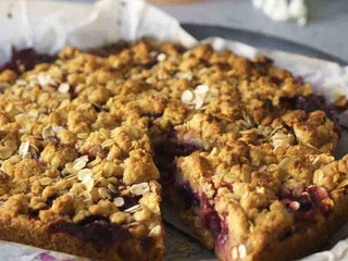 Tarte crumble aux pêches et aux myrtilles