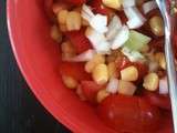 Salade d'été tomates - maïs - oignons