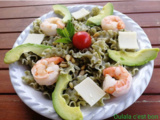 Salade de pâtes aux algues (laitue de mer), crevettes, avocat, parmesan et pignon