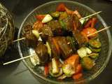 Brochettes de bœuf mariné et légumes cuits au four