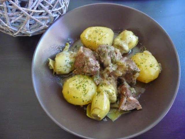 Recette Tagine d'agneau aux pommes de terre, petits pois et fonds  d'artichauts