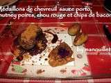 Médaillons de chevreuil sauce porto, chutney de poires, chou rouge et chips de bacon