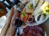 Plateau de fromages, saucisson sec et jambon cru d'Ardèche