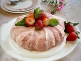 Gâteau mousseux et glacé aux fraises