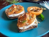 Tartine de chèvre frais et nèfles rôties