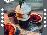 Café frappé, chantilly à la noix de coco & framboises