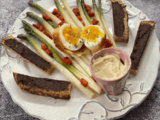 🥚 Œuf Mollet Croustillant au Panko, Asperges, Chorizo & Tapenade Noire (Recette Facile Gourmet)