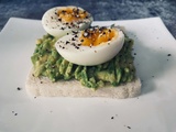 Toast avocat œuf : j’ai testé cette recette et j’ai failli transformer mon œuf mollet en œuf dur