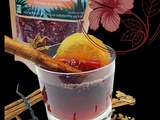 Boisson chaude - jus de pomme chaud , citron , épices + fleurs d'hibiscus. bissap