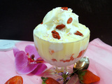 Coupe de fraises, glace et crème anglaise avec du baobab et du maca
