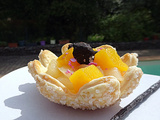 Coupelles tulipe crème pâtissière mangues poires et ail noir