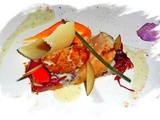 Croustillant au parmesan sur son confit d'oignons rouges, St Jacques et des allumettes de pomme granny