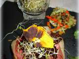 Croustillant feuilleté nappé d'oignons caramélisés, de tranches de magret fumé et de graines germées alfalfa