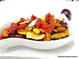Dessert prunes caramélisées aux miel avec des baies et du muesli fruits secs