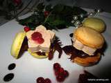 Macaron au foie gras et son confit d'oignons rouges avec des airelles