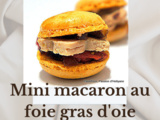 Mini macaron salé au foie gras d'oie sur un lit d'oignons caramélisés et des baies de cranberries
