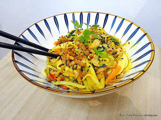 Nouilles chinoises avec un mélange de légumes et crevettes en marinade coco/curry