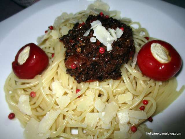 Recette Sapin feuilleté et ses étoiles à la tapenade muhammara (poivrons  grillés, noix et sirop de grenade) 