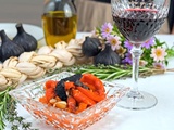 Poivrons rouges grillés marinés dans l'huile d'olive avec de l'ail noir
