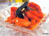 Poivrons rouges grillés marinés dans l'huile d'olive avec de l'ail noir