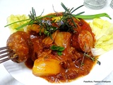 Ragoût avec du chou chinois, des pommes de terre, des saucisses des haricots rouges et de la sauce tomate