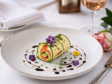 Roulé de courgette, avocat, saumon ciboulette, baobab et capsaïcine