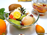 Salade exotique (litchis, kumquats, baies de goji, jus d'orange kiwis, fruits secs exotiques et poudre de baobab)