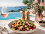 Salade grecque simple avec des tomates, un concombre, de la feta, des olives noires , de l' huile d'olive, de l'ail et des herbes fraîches aromatiques