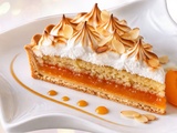 Tarte amandine au citron, confiture d'abricot et meringue,