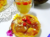 Tartelettes sablées aux mirabelles et à la crème d'amande, poudre de baobab et baies de goji