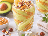 Verrines crème avocat, banane, beurre de cacahuète & noisettes