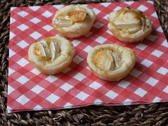 Mini tartelette feuilletées avec confit d'oignon et magret fumé