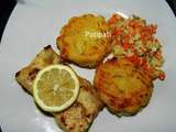 Muffins de pomme de terre servi avec du poisson et petits légumes