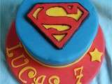 Gâteau superman: la suite de mes aventures avec la pâte à chocolat